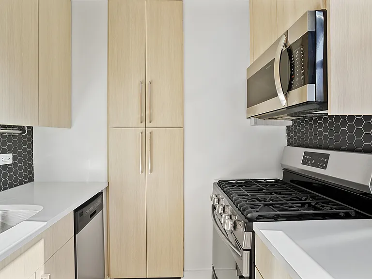 330 W 58th St #16D — Photo 4