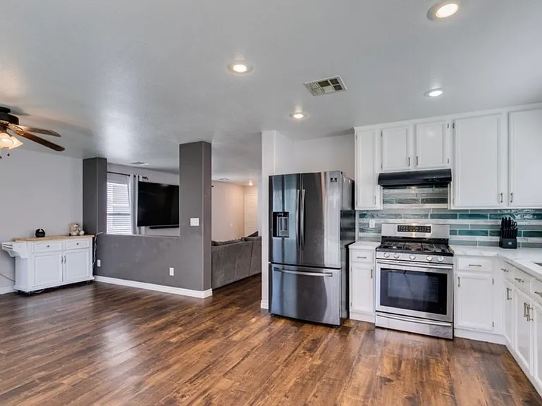 9557 Green Spruce St — Photo 3