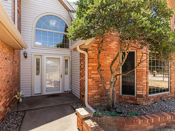 4th image of 817 Arapaho Dr