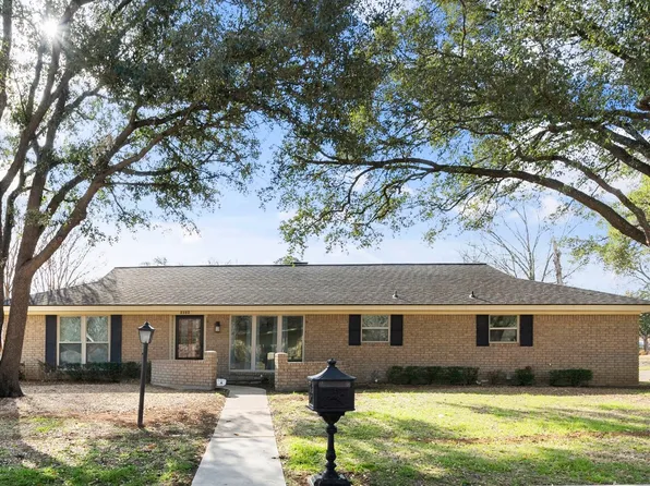 2302 Robinhood Dr, Grand Prairie, TX 75050