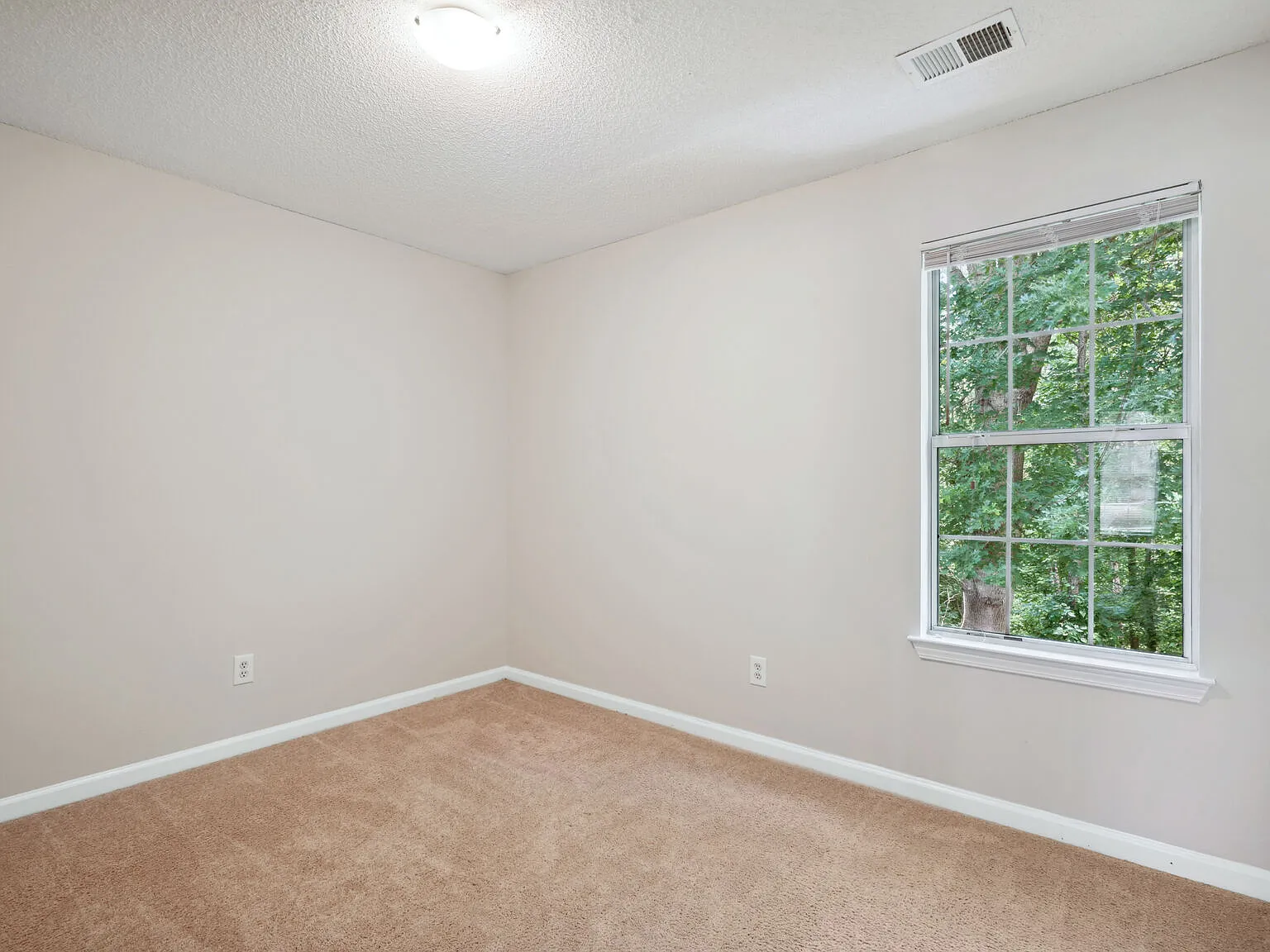 4 bed, 2.5 bath, 2060 sqft, $650 — Photo 2