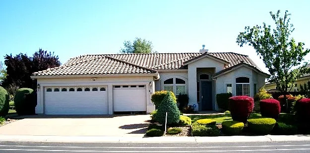 626 Fairway Dr photo 1