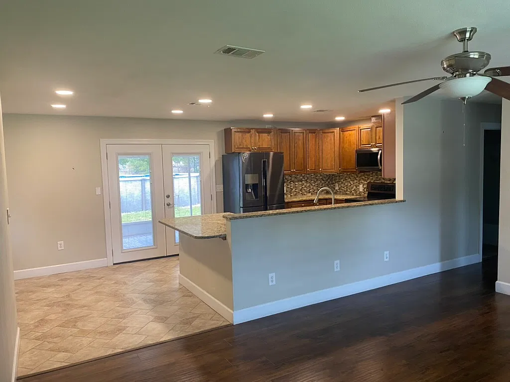 3 bed, 1025 sqft, $2,200 — Photo 3