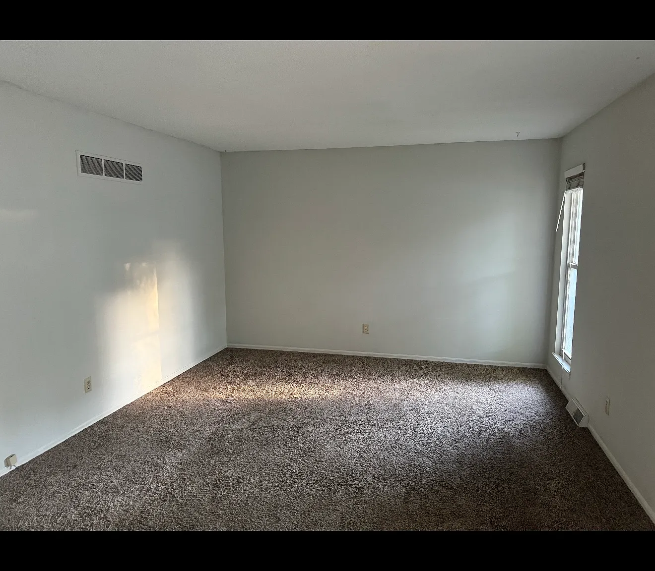 3 bed, 922 sqft, $1,650 — Photo 2