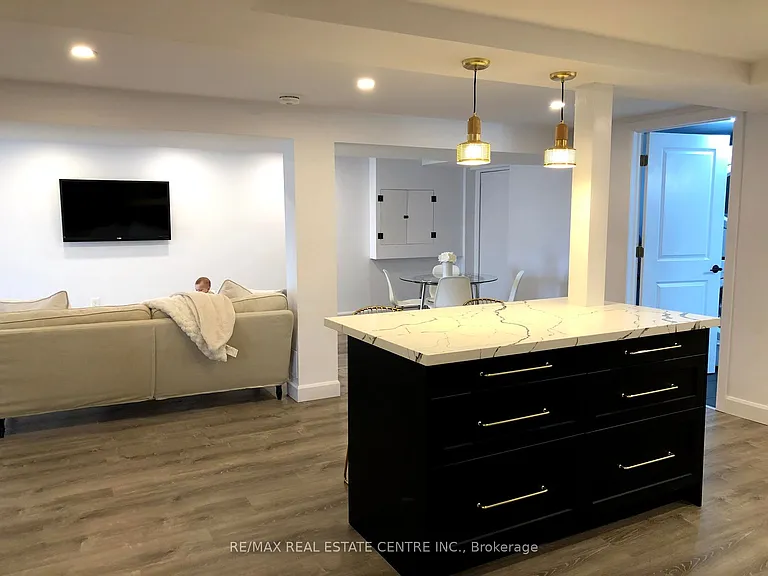 226 Howard Cres #LOWER — Photo 13