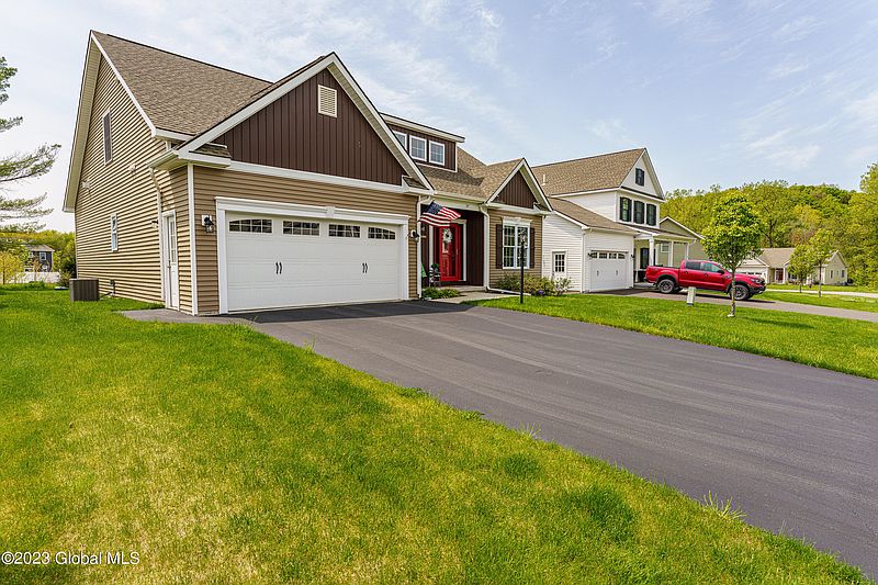 5th image of 27 Lakepointe Way