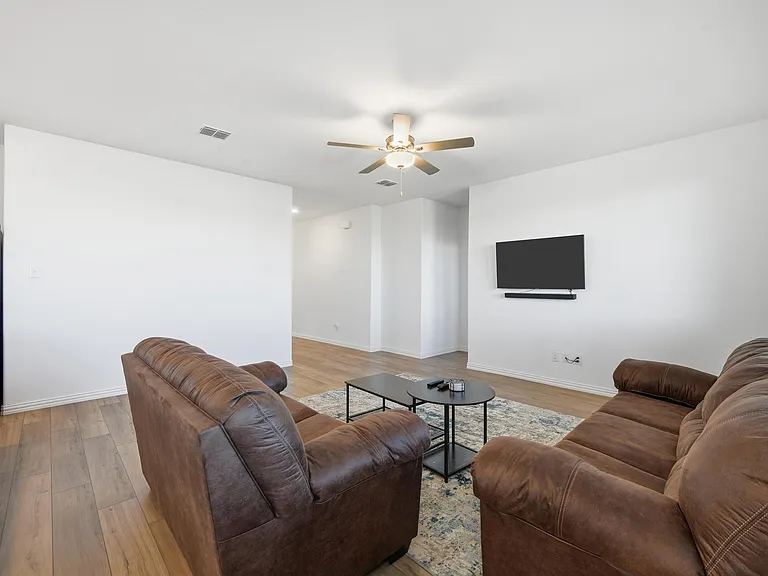 216 Post Oak St — Photo 2