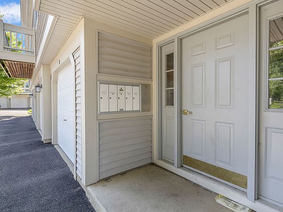 3rd image of 1214 Ballantrae Pl APT E