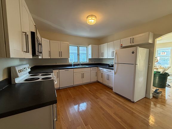 2nd image of 59 Waverly St