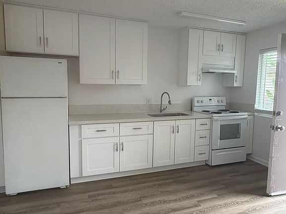 3rd image of 3036 Hawthorn St APT 17