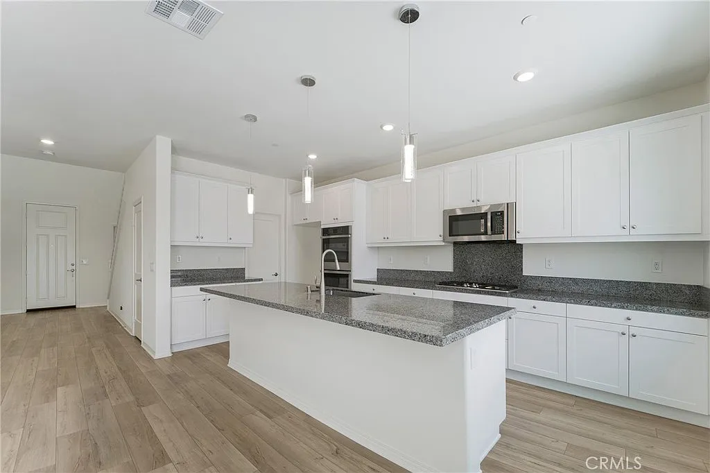 4 bed, 2449 sqft, $3,800 — Photo 2