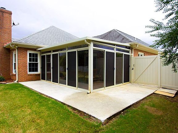 5th image of 2404 Thornmor Dr SW