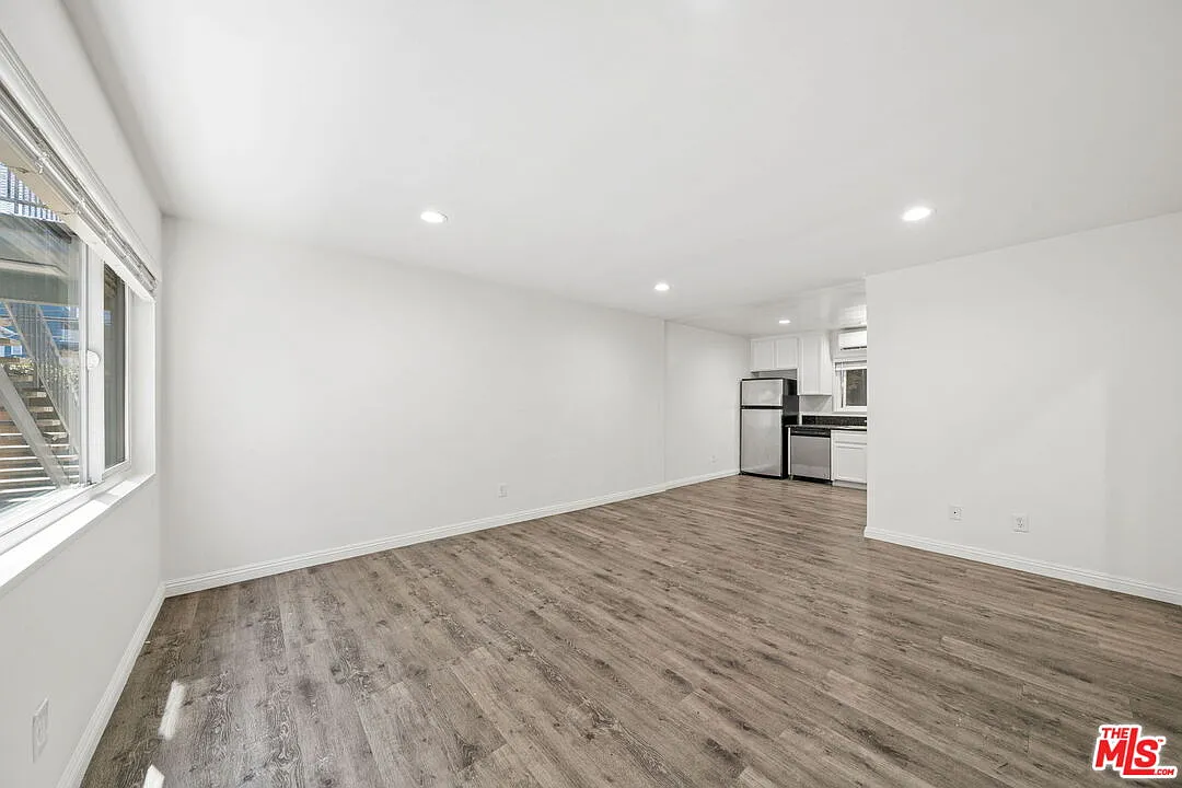 2 bed, 1.0 bath, 1009 sqft, $3,750 — Photo 2