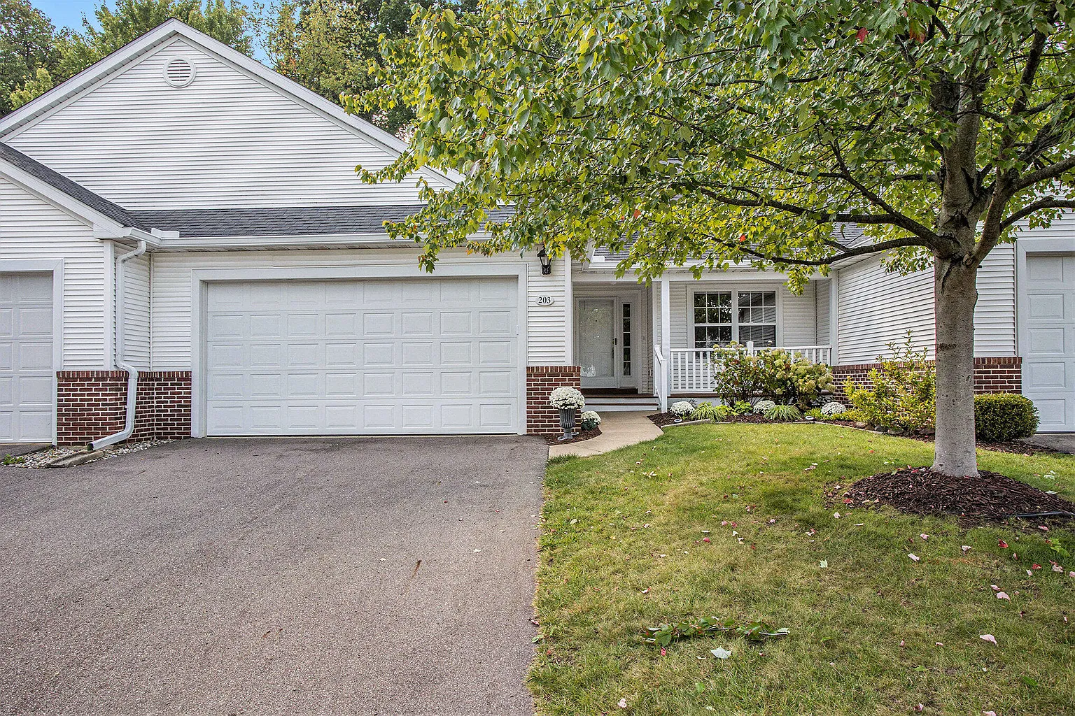 203 Eastman Ct photo 1