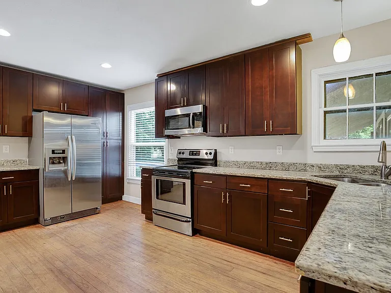 436 W Holland St — Photo 3