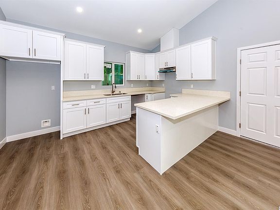 3rd image of 12421 Stagg St
