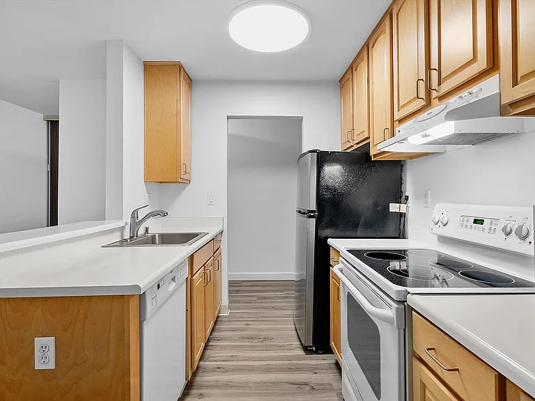 960 Shorepoint Ct #306 — Photo 4