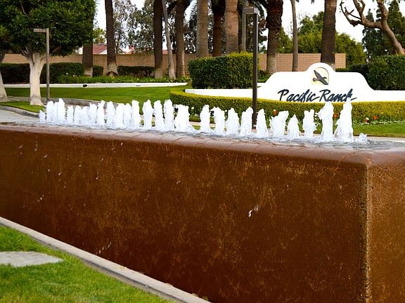 Central location: close to shopping, downtown, pier and more