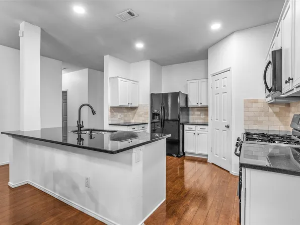 808 Dunkirk Ln, Arlington, TX 76017