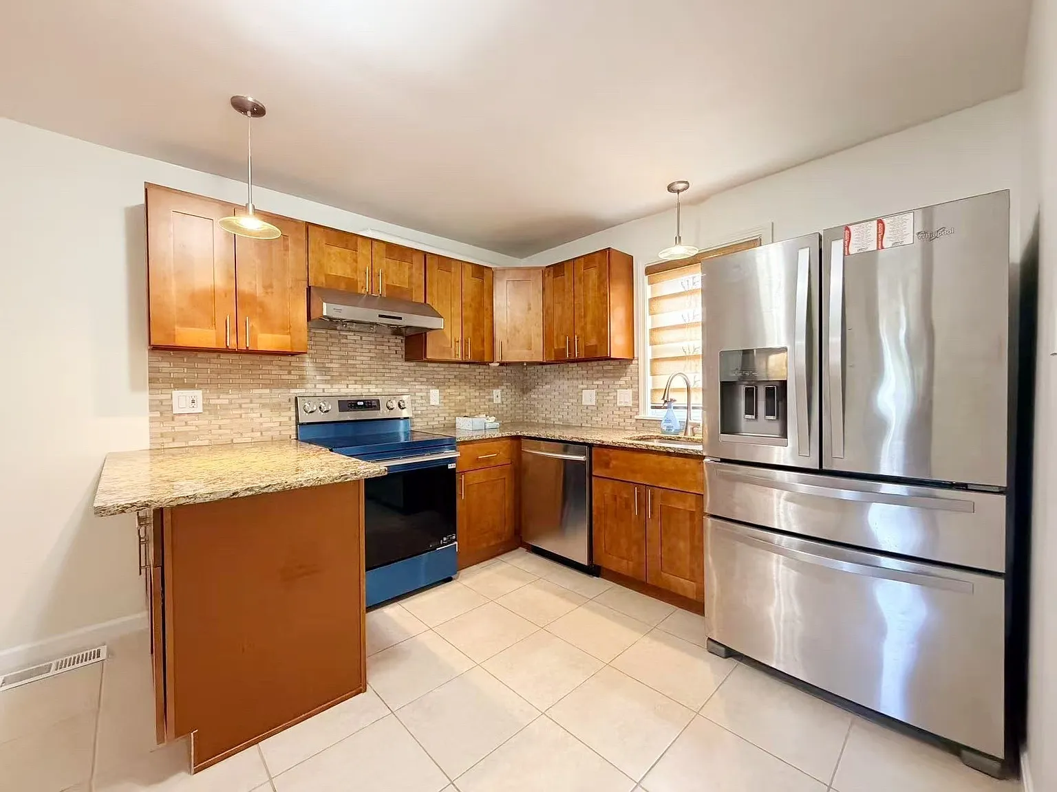 3 bed, 2.0 bath, 1200 sqft, $3,300 — Photo 2
