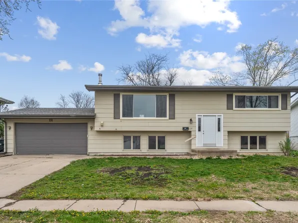 131 Meadowlark Ln NW, Cedar Rapids, IA 52405