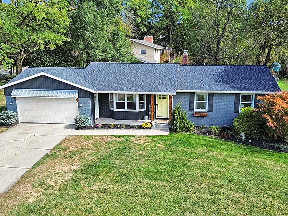2nd image of 810 Paradise Lake Dr SE