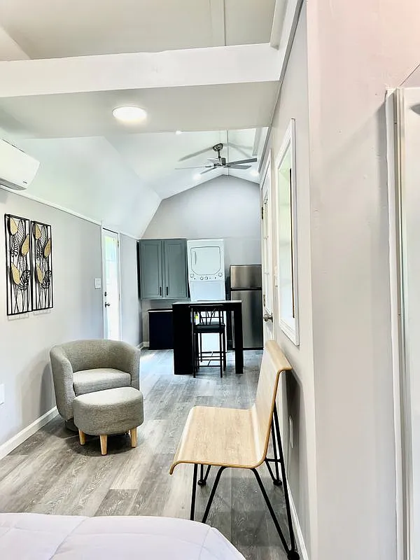Studio, 1.0 bath, 386 sqft, $1,200 — Photo 3