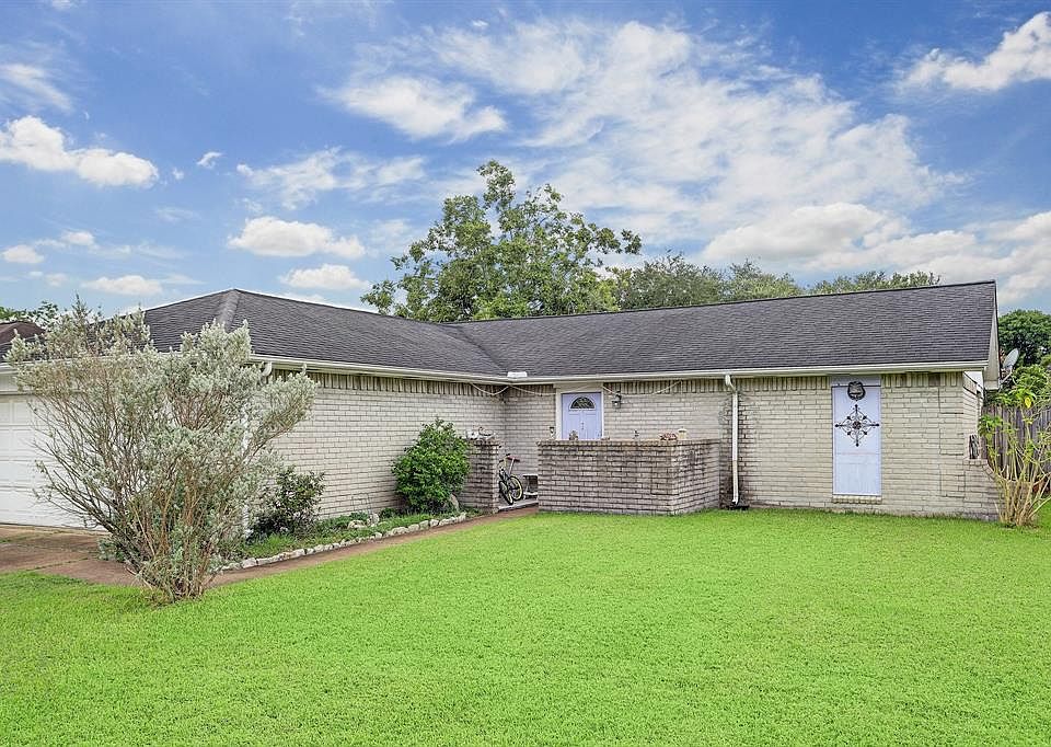 1st image of 3917 Clover Ln