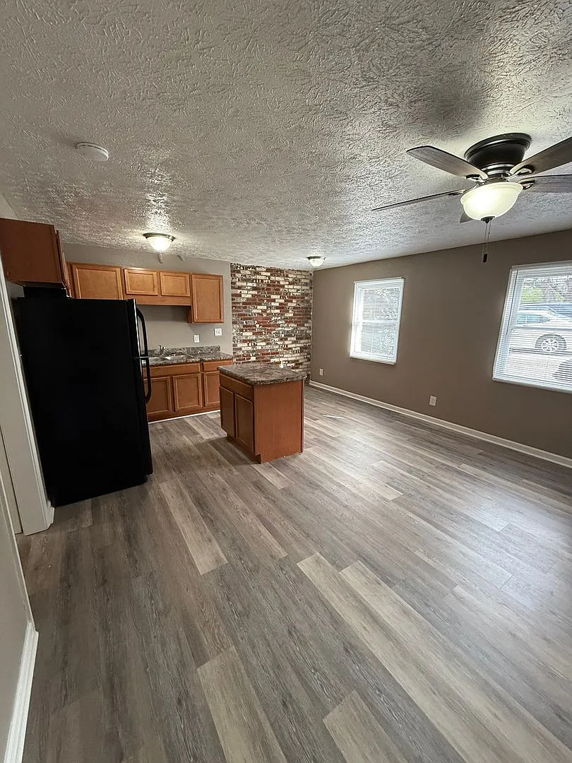 Evergreen Apartments — Photo 2