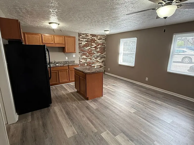 Evergreen Apartments — Photo 2