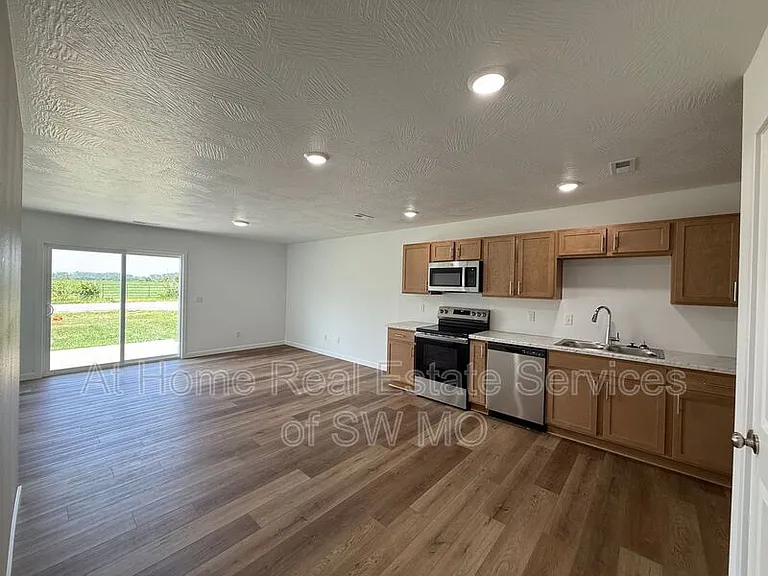 1098 Amherst Cir — Photo 5