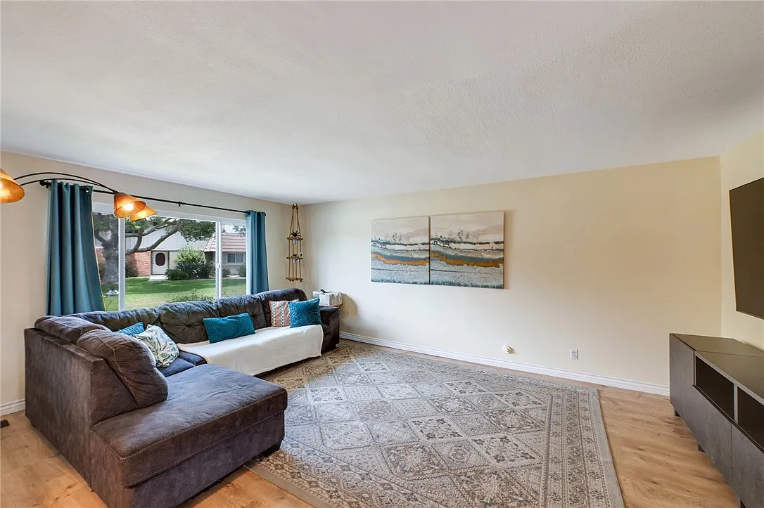 4 bed, 1.5 bath, 1508 sqft, $3,900 — Photo 2