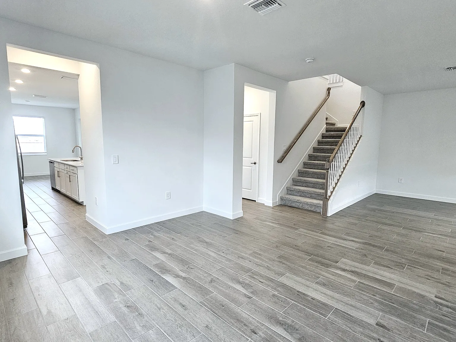 5 bed, 4.5 bath, 3283 sqft, $3,850 — Photo 4