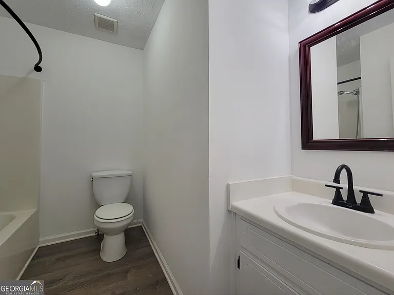 611 Leigh Ct — Photo 10