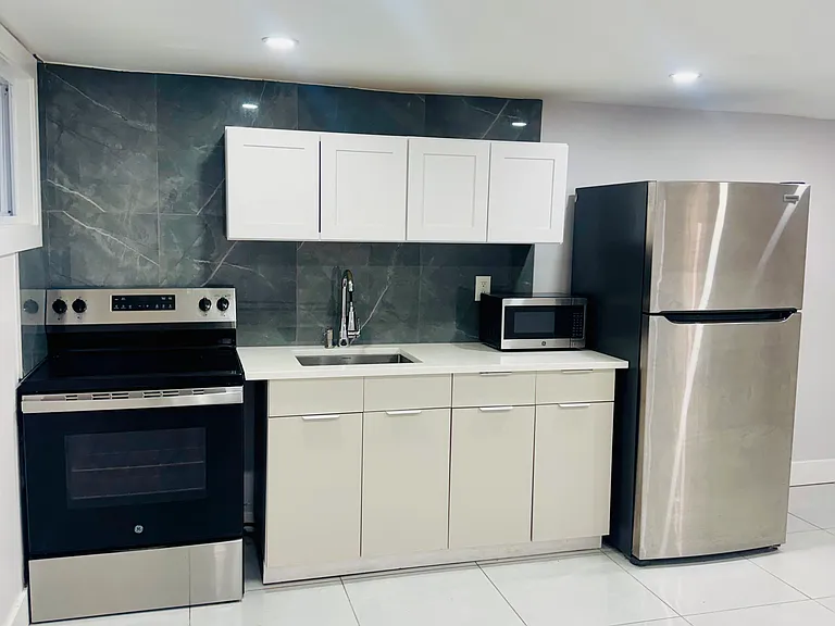 704 Palisade Ave #B — Photo 11