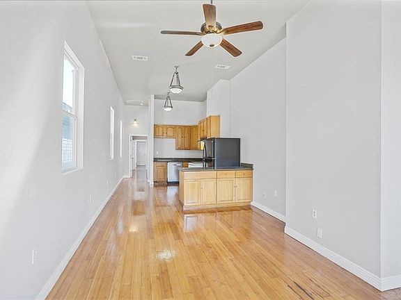 3rd image of 3725 Willow St #27