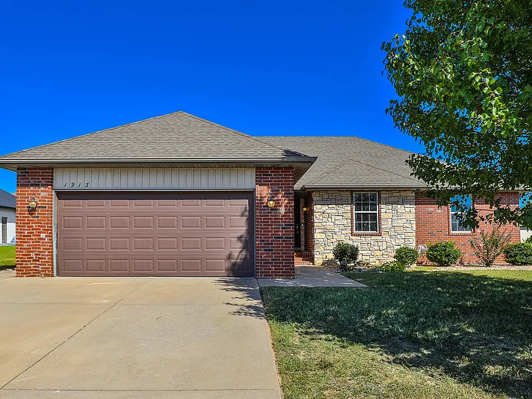 1913 E Whetstone Dr — Photo 2