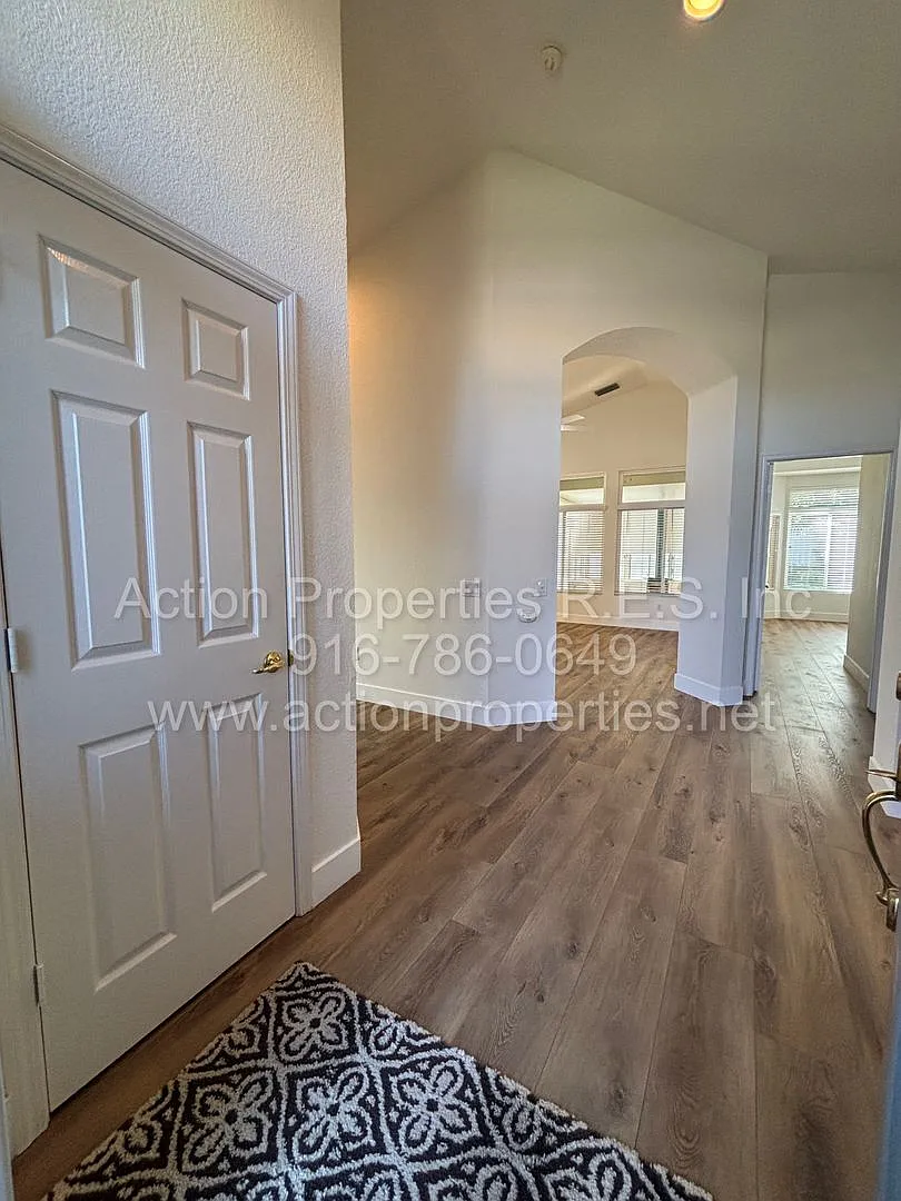Sun City: 55&older Community - Single Story- 2 Bedroom Plus Den 2 Bath 2 Car Garage Large Built i... — Photo 3