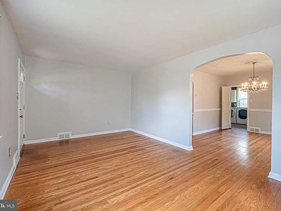 5th image of 4105 Berry Ave