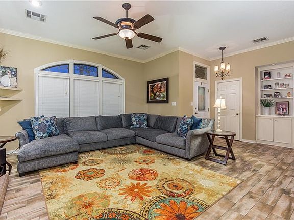 5th image of 809 Fir Dr