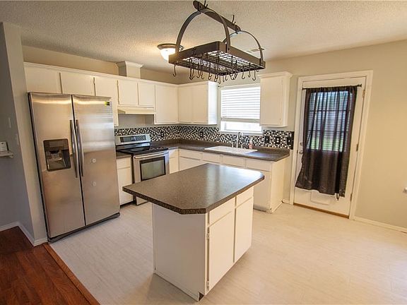 2nd image of 2209 Pebble Cir