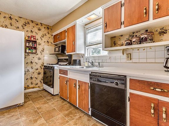 4th image of 29604 Cresthaven Dr