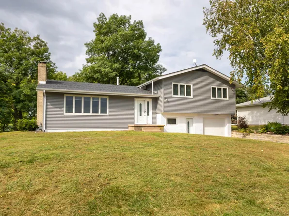 17397 Melody Cir, Dubuque, IA 52001