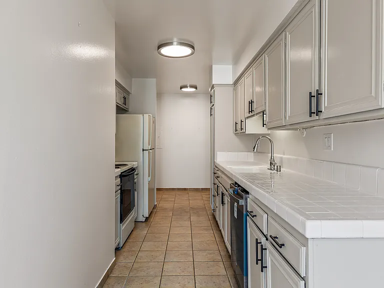 1340 S Beverly Glen Blvd #202 — Photo 10