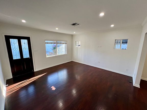 3rd image of 223 1/2 E Avenue 39