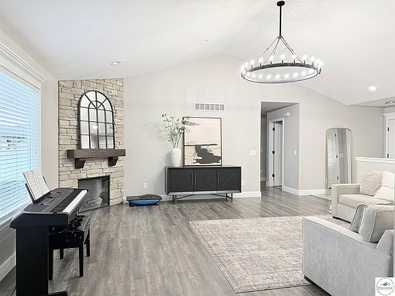 4th image of 504 Katy Cir