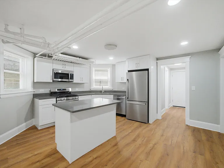1915 W Lunt Ave #G — Photo 2