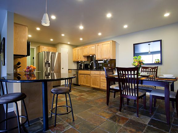 2nd image of 121 W 48th St APT 206