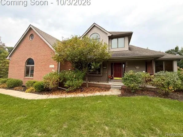11454 Arrowhead Dr, South Lyon, MI 48178