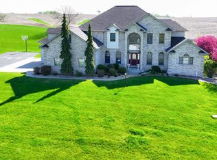 3055 Valley View Ct, Clinton, IA 52732